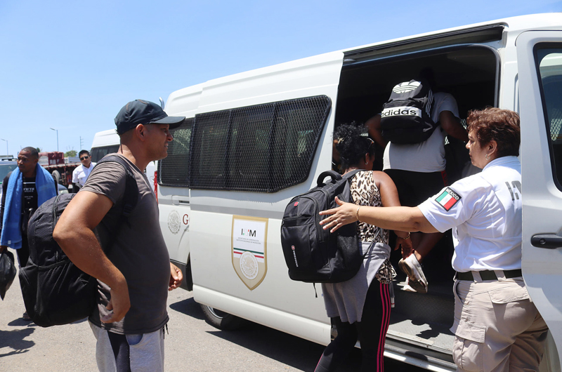 Agentes mexicanos hallan en una semana a 603 migrantes de países de Asia, África y América