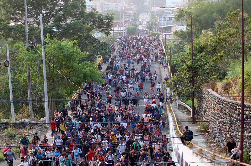 Migrantes buscan desesperados salir del sur de México ante fin del Título 42