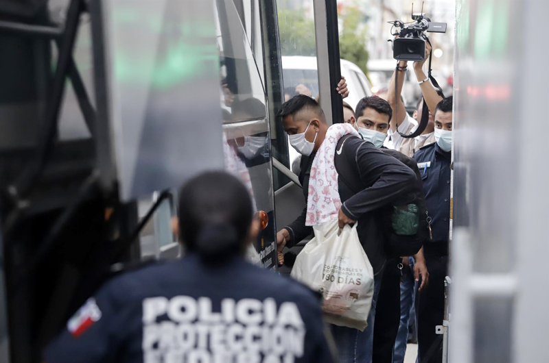 Detienen a 60 migrantes en el centro de México aunque contaban con permiso 