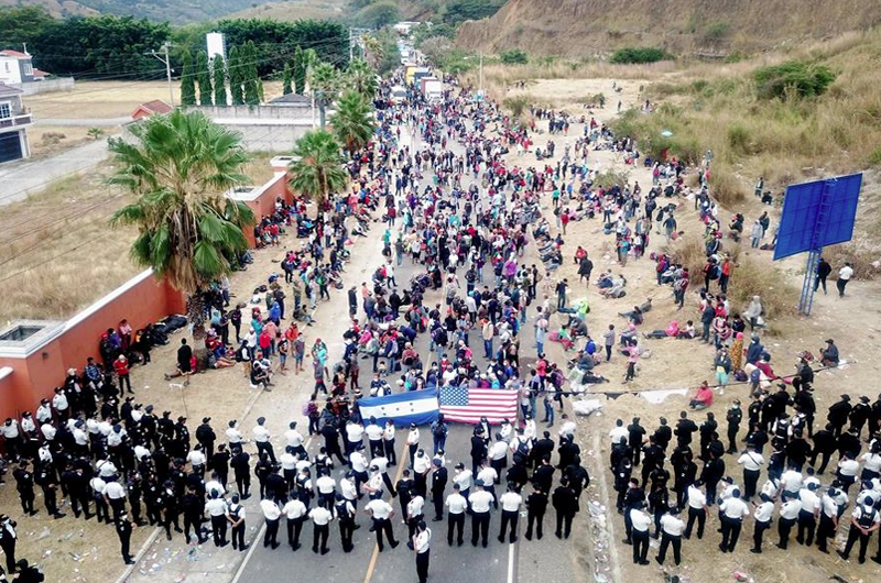 Guatemala disuelve a la fuerza a la caravana migrante y acorrala a los hondureños
