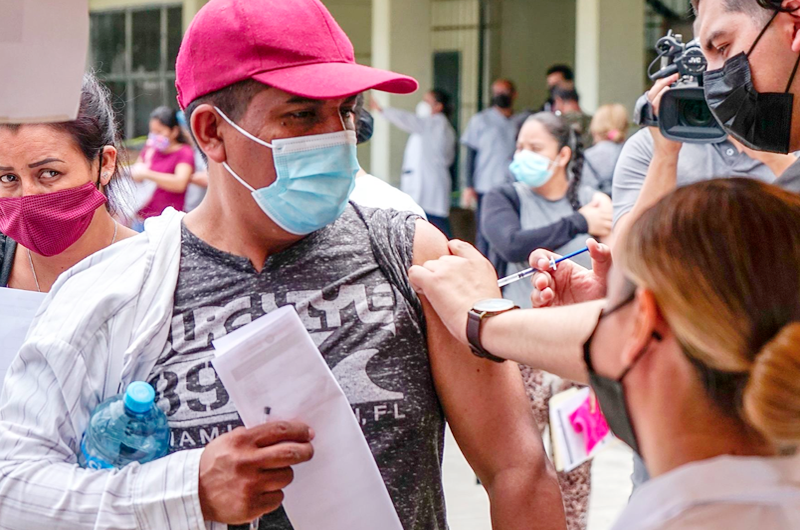 EE.UU. estudia vacunar a los migrantes que cruzan la frontera con México