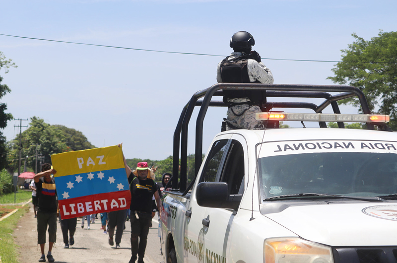 Haitianos y africanos se unen a caravana migrante de venezolanos del sur de México 
