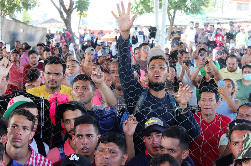 Caravana migrante tramita documentos en sur de México para avanzar a EE.UU.