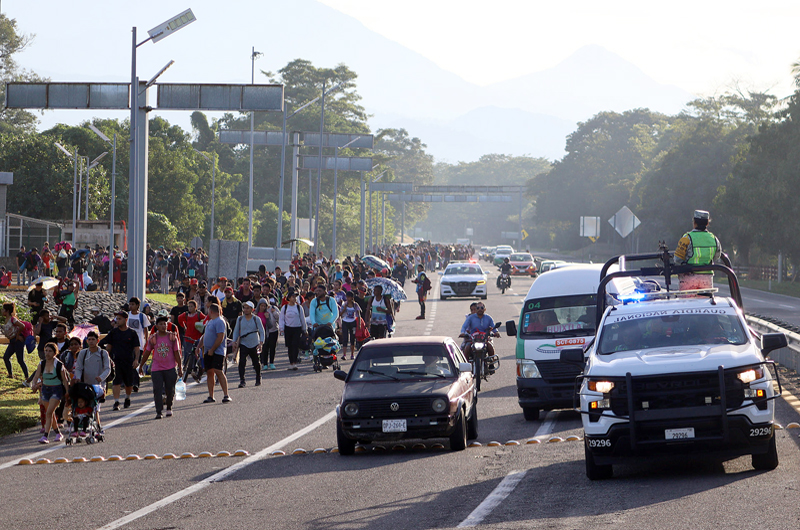 La caravana migrante se topa con el bloqueo de las autoridades en el sur de México 