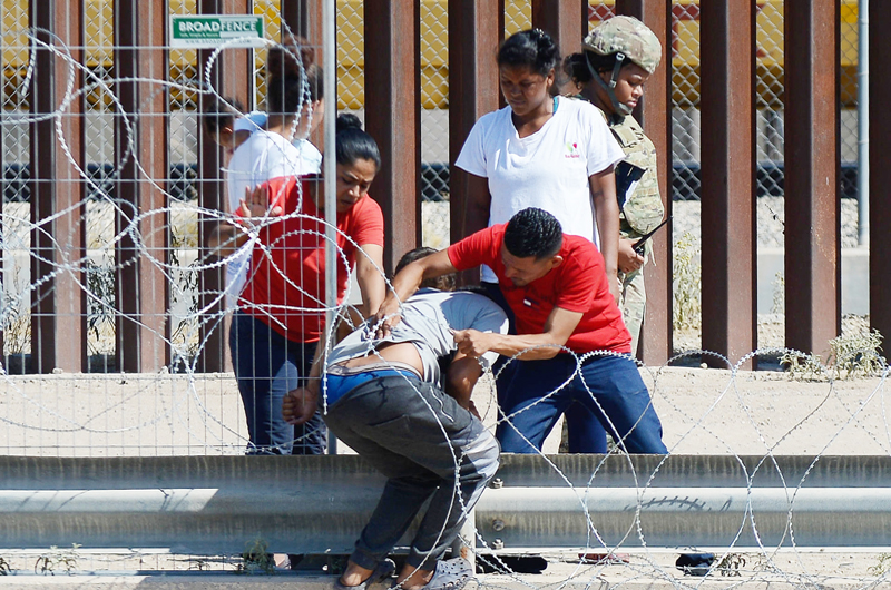 Migrantes desafían filosa alambrada instalada en frontera norte para pedir asilo en EE.UU. 