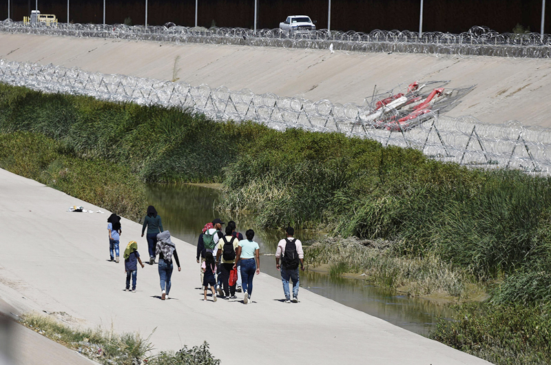 Casi 700 migrantes murieron en frontera EEUU-México en 2022, la ruta terrestre más letal 