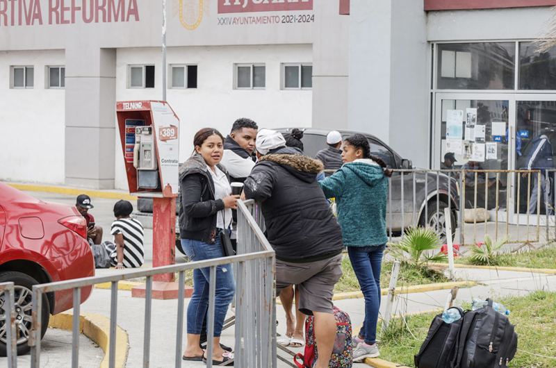Autoridades mexicanas reubican a migrantes de campamento ubicado en la fronteriza Tijuana 