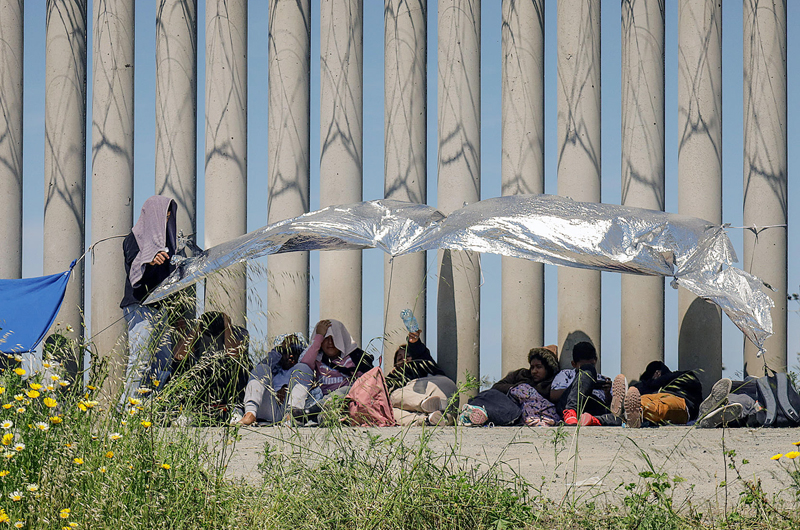 Campamento migrante entre muros de EE.UU. y México refleja creciente crisis 