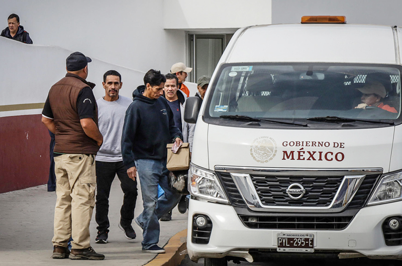 Mexicanos deportados denuncian que el Gobierno de Trump los maltrató y mantuvo esposados