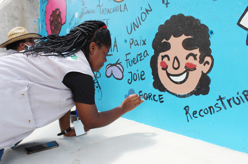 Plasman travesía migrante en murales apoyados por ONG al sur de México 