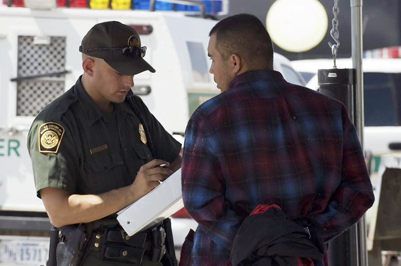 Descubren a indocumentados con pasaportes de EE.UU. falsos en la frontera
