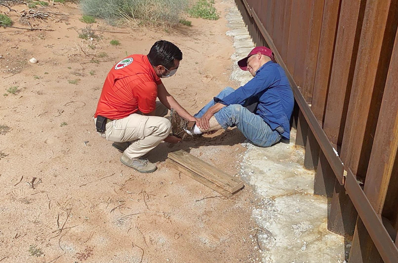 Hallan a migrante que cayó del muro de EE.UU. y llevaba tres días lesionado