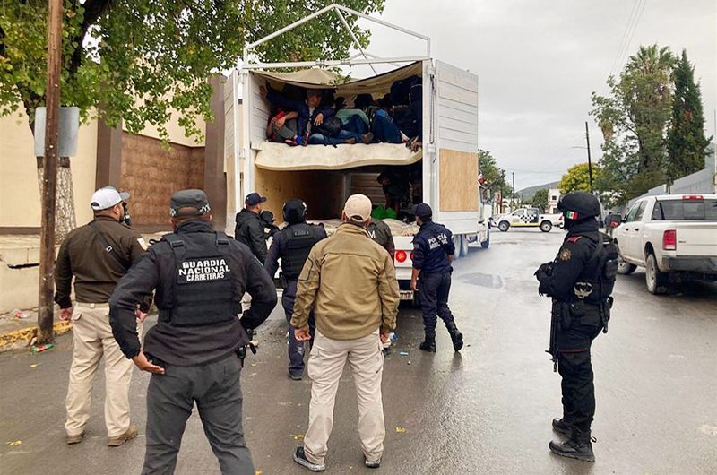 Descubren a 266 migrantes en camiones en norteño estado mexicano 