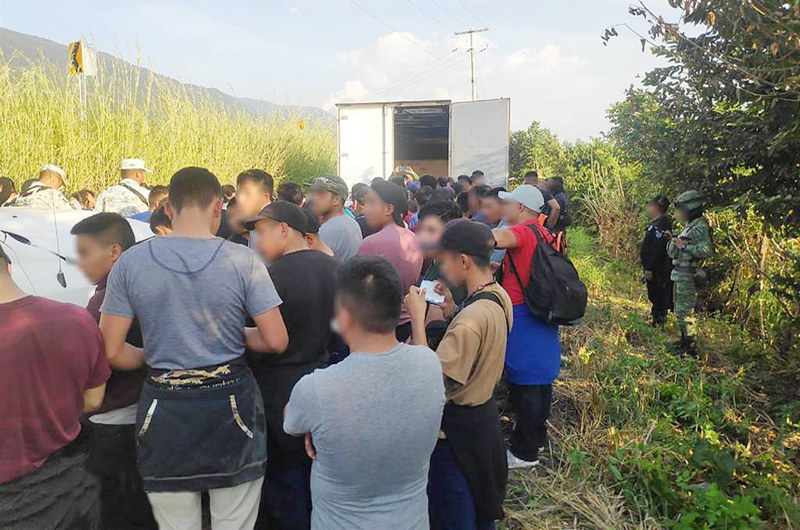 Agentes encuentran a 82 migrantes hacinados en camión de carga en México