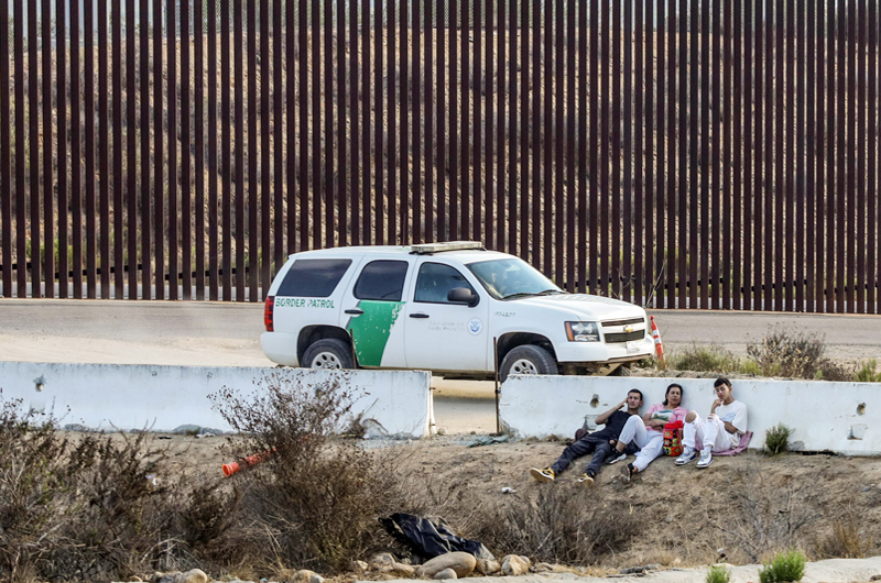 Lanzan a un niño de 4 años sobre el muro fronterizo para cruzar a Estados Unidos 