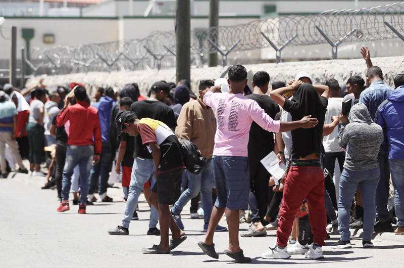 Miedo y esperanza de un trato justo empujan a migrantes a entregarse en El Paso