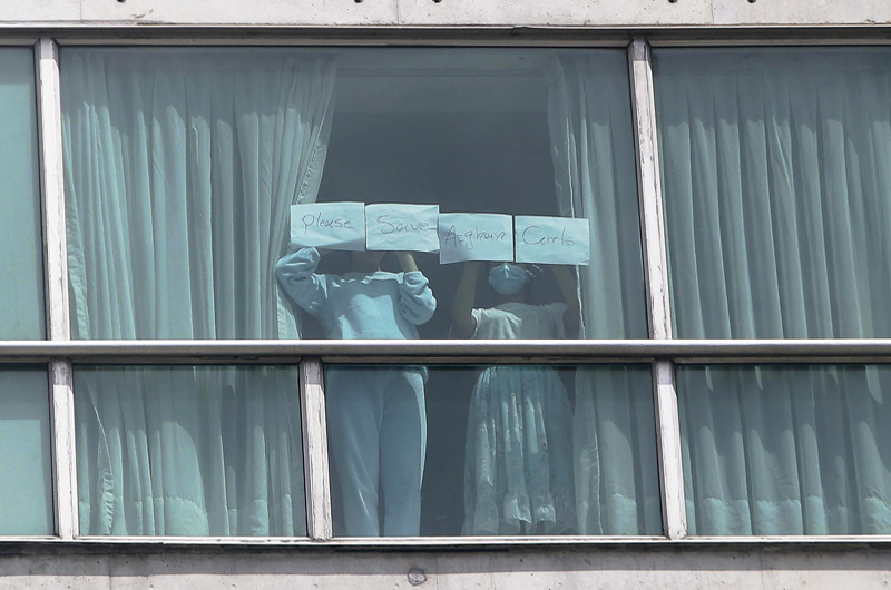 “Ayuda”, escriben migrantes deportados de EE.UU. desde las ventanas de un hotel en Panamá 