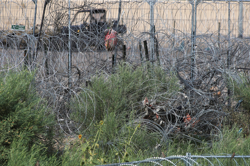 Texas amplía su controversial alambrada antimigrantes en la frontera con México