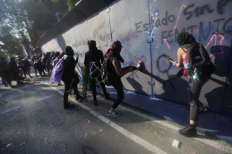 Mujeres marchan en México contra la represión a feministas en Cancún