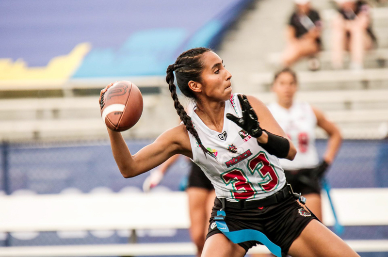 La quarterback mexicana Diana Flores busca empoderar a las mujeres