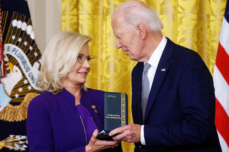 Biden otorga un mérito civil a la excongresista republicana Liz Cheney, crítica con Trump 