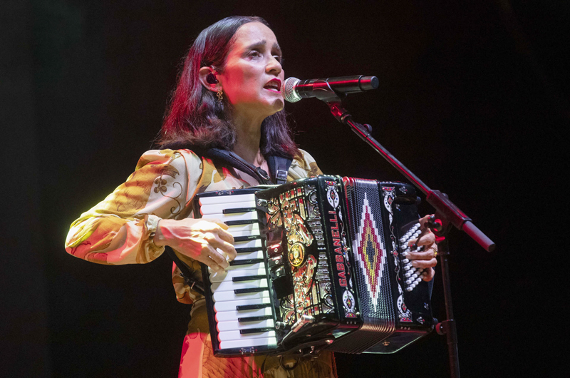 Julieta Venegas y Vivir Quintana serán honradas por la Academía Latina de la Grabación