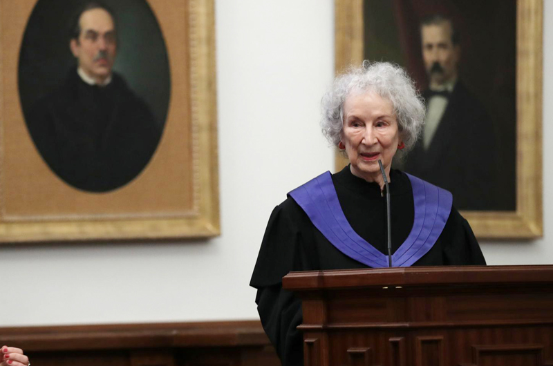 Atwood anima a las mujeres de EEUU a votar con una caricatura de “El cuento de la criada”