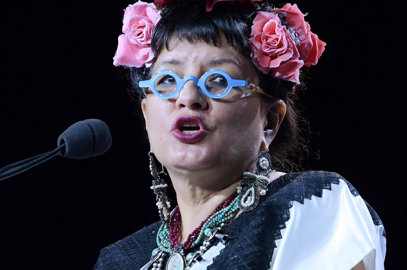 Sandra Cisneros lanza un nuevo poemario tras 28 años, “Mujer sin vergüenza” 