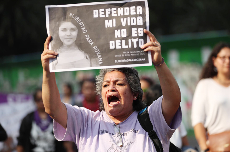 Mujer condenada por defenserde de su violador obtiene absolución de Fiscalía mexicana 