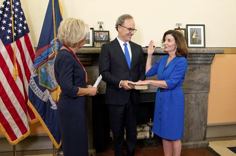 La nueva gobernadora de Nueva York, Kathy Hochul, toma posesión de su cargo