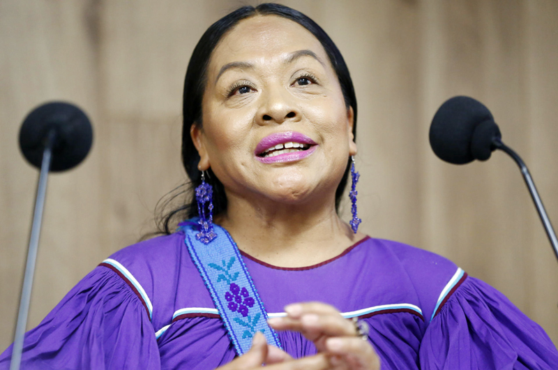 La poeta mexicana tzotzil Ruperta Bautista gana el Premio de Literatura Indígena de la FIL 