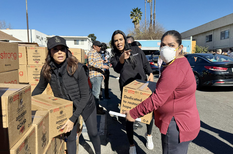 Eva Longoria se une a las cuadrillas de voluntarios latinos que ayudan en Los Ángeles 