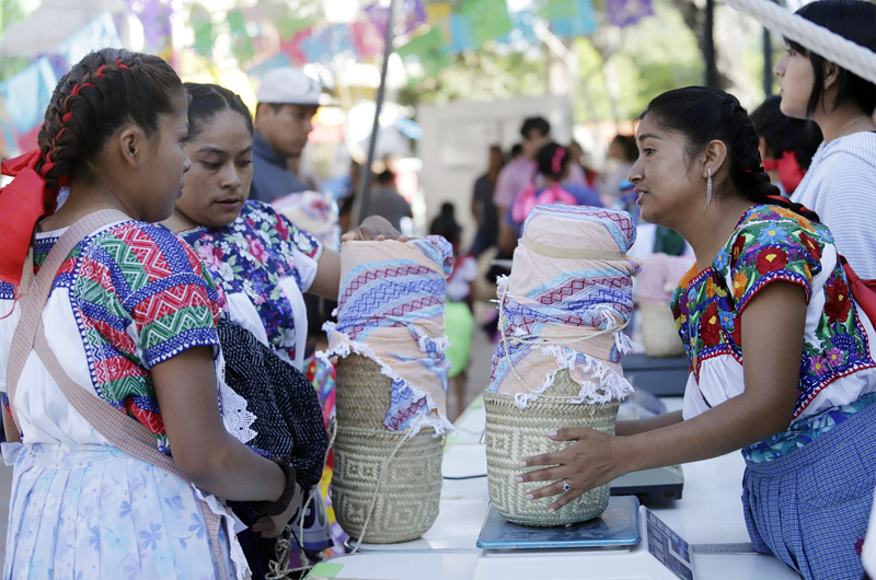 Mujeres honran la tradición de la tortilla con carrera de 5 km en el centro de México