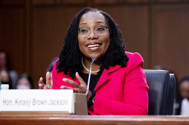 Jura su cargo Ketanji Jackson, primera jueza afroamericana del Supremo EEUU