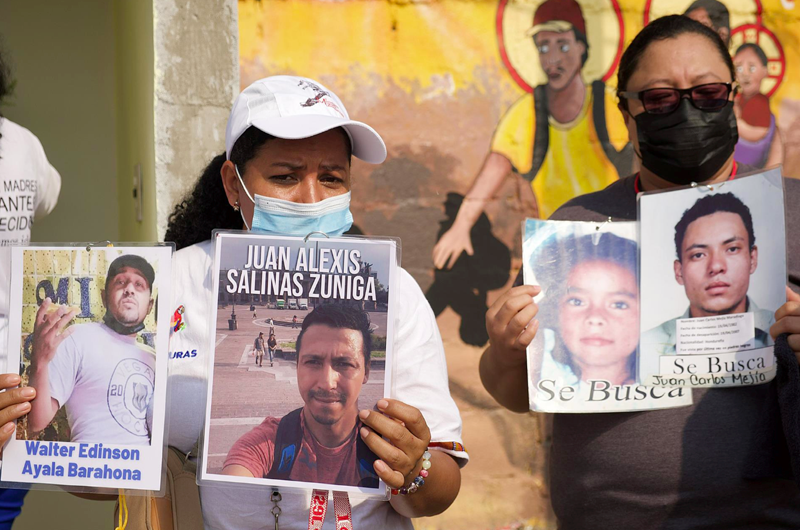 Caravana de madres homenajea a 56 migrantes muertos en accidente en México