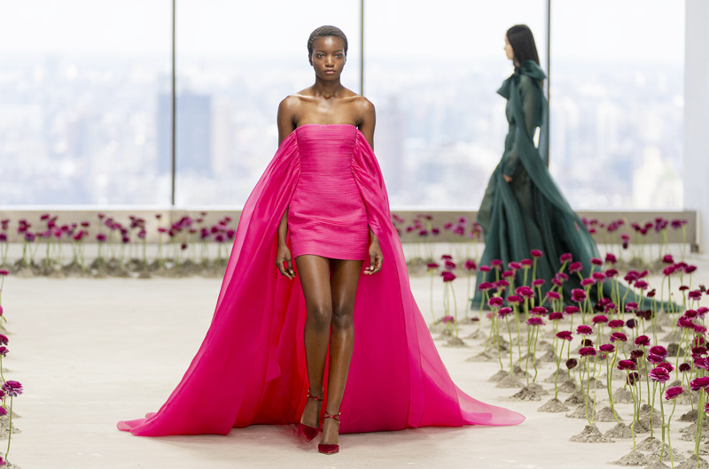 Carolina Herrera recrea un jardín de brillos y colores en la semana de moda de NY