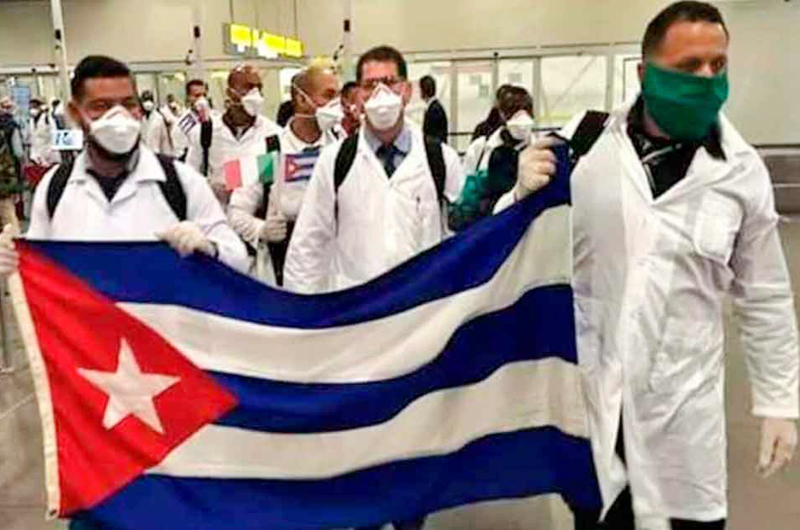 La Columna Vertebral: Médicos cubanos... Entre la espada y la pared