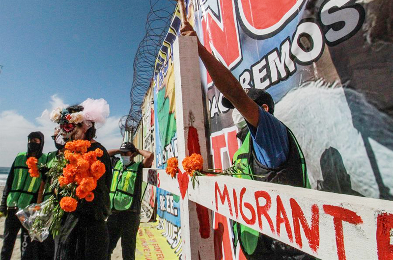 Migrantes queman figura de Trump para denunciar los abusos en Tijuana