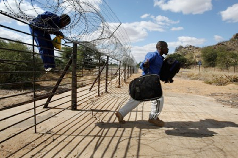 Contrabando y migración entre Zimbabwe y Sudáfrica a pesar de vallas