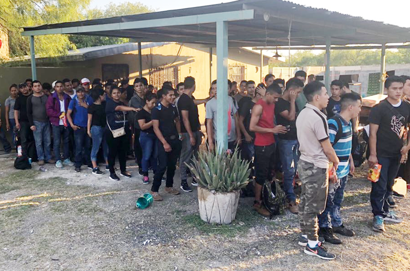 Migrantes hondureños queman estancia en Coahuila 