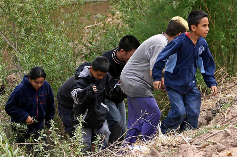 Debe EUA liberar a dos mil niños migrantes detenidos en desierto