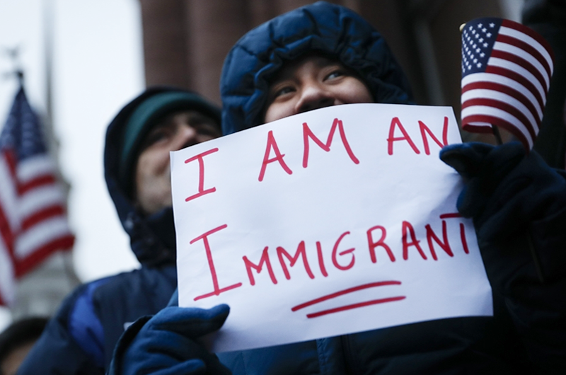 Trump firmará orden para suspender inmigración a EUA