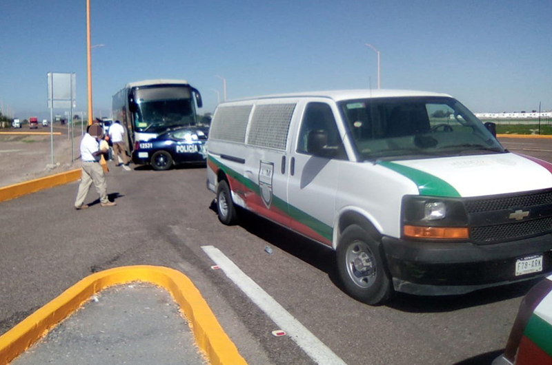 Autobús trasladaba a 76 migrantes en Puebla; arrestan a responsables