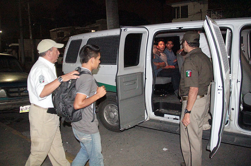 Agentes federales auxilian a 20 migrantes que eran trasladados en tractocamión