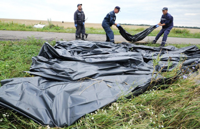 Encuentran 21 cuerpos más entre los restos del avión derribado