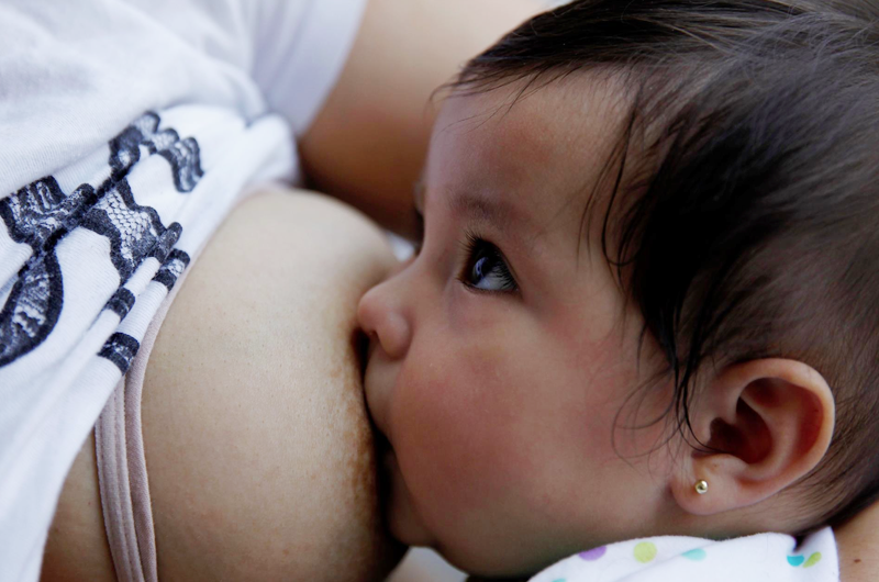 Expertos internacionales denuncian tácticas que inhiben lactancia materna
