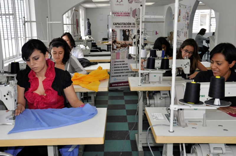 Mujeres cuentan en textiles conflictos en sus países de origen