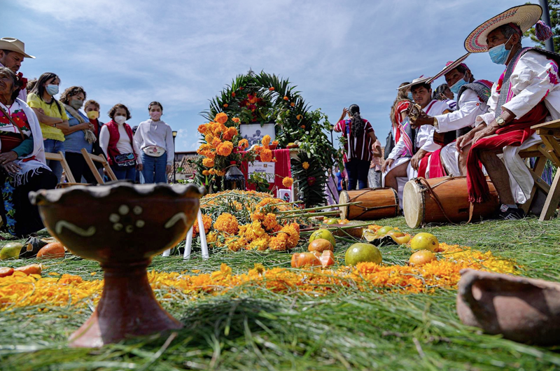América recuerda a 2,3 millones de víctimas de la covid-19 en el Día de los Muertos
