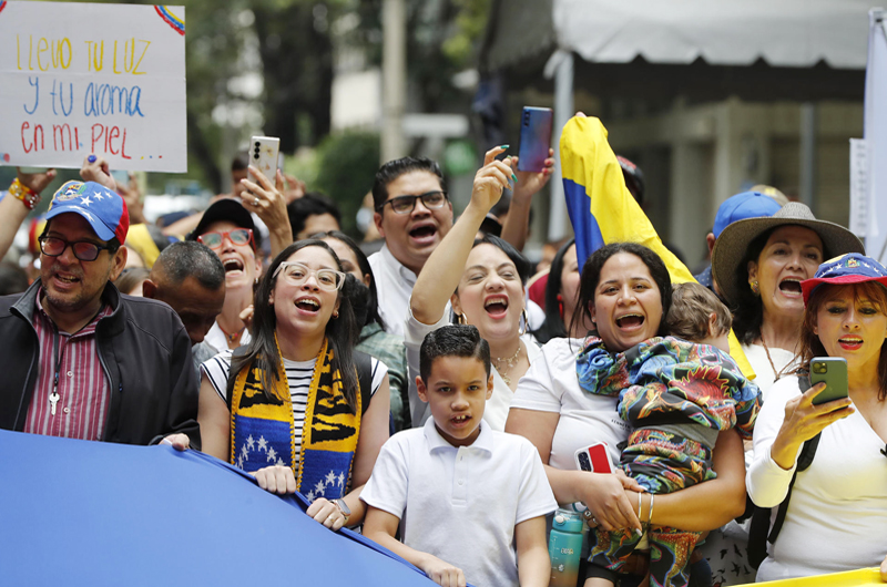 Cientos de venezolanos residentes en México acudieron a votar a su embajada