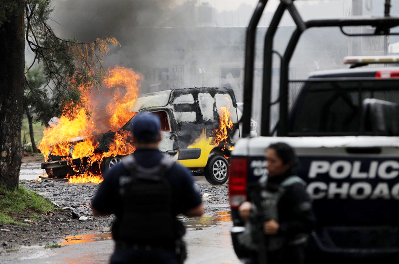 Estudiantes queman en protesta 10 vehículos en estado mexicano de Michoacán